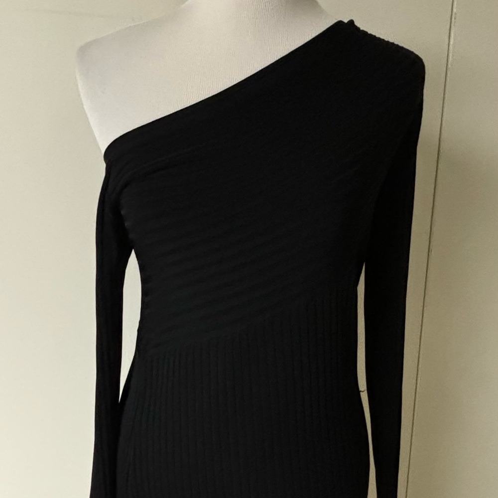 Worn once gorgeous off one shoulder top